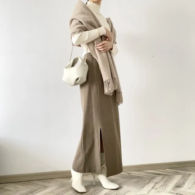50代のベージュコーディネート例｜パンツ・コートなど